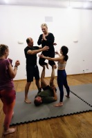Akrojóga a pozice Shin to Foot s péčí spotterů — v BFit Yoga Studio, Chomutov