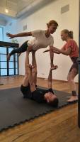 Akrojóga, pozice Bird a postupné zbavování se závislosti na kontaktu rukou — v BFit Yoga Studio, Chomutov.