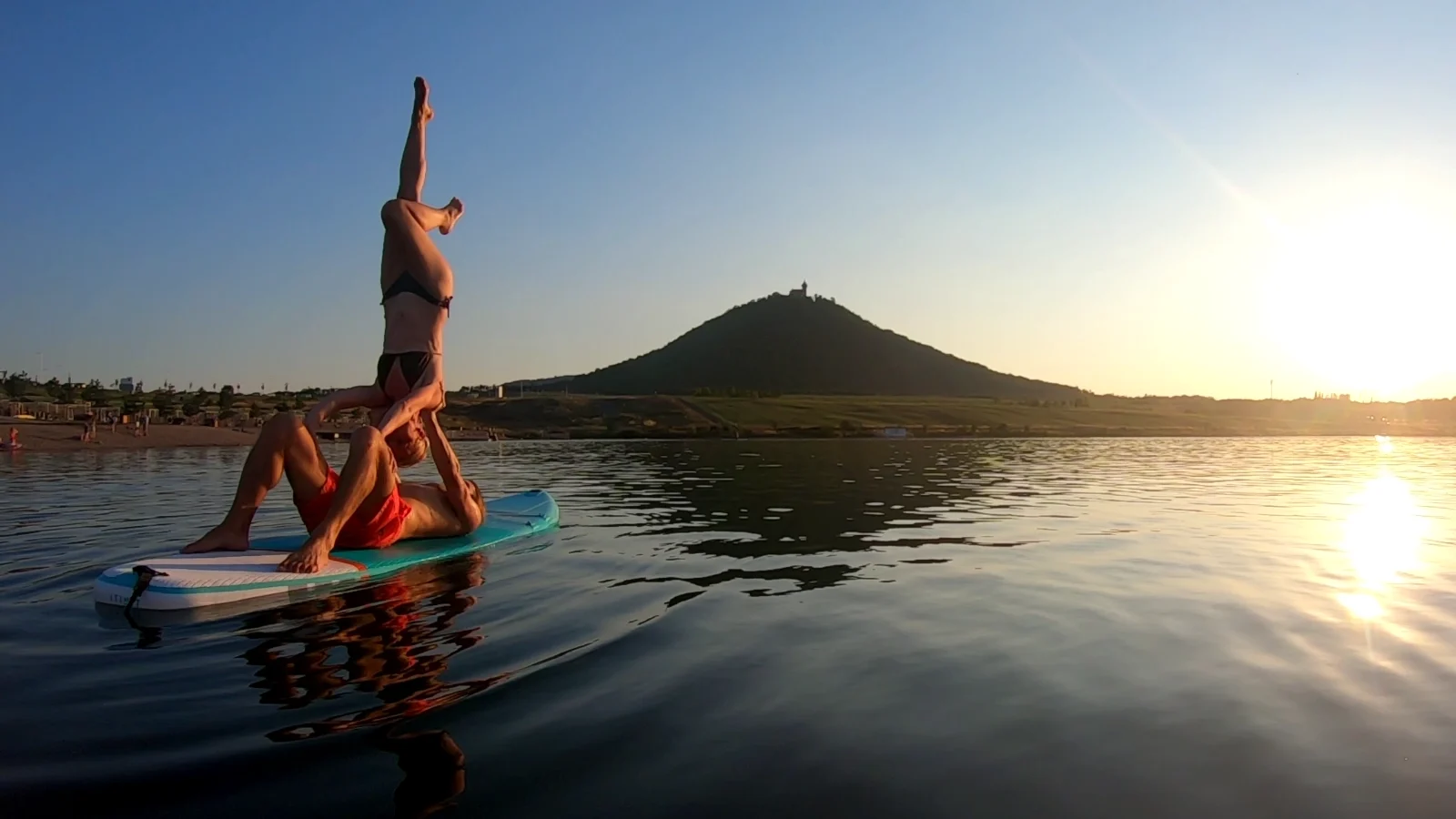 Acropam na paddleboardu na Jezeře Most